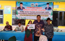 Pemdes Pelemwatu Salurkan BLT Percepatan Penghapusan Kemiskinan Ekstrim