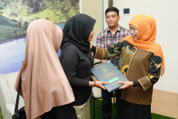 Berkat Respon Cepat Khofifah, Tyas Kini Punya Ijazah untuk Raih Masa Depan
