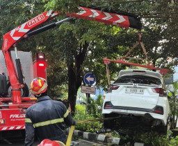Diduga Pengaruh Alkohol, Mobil Terjun Bebas ke Sungai Bratang