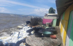 Dua Rumah Warga Pesisir Rusak Diterjang Gelombang Pasang