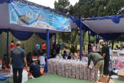Semarakkan Perayaan Idul Adha, PLN UIT JBM Berbagi Daging Kurban ke Masyarakat