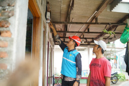 Listrik Untuk Rakyat, PLN Sambung Listrik 812 Masyarakat Pra Sejahtera di Jatim