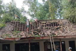Amukan Angin Puting Beliung Rusak Puluhan Rumah di Bangkalan