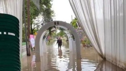 Viral! Gagara Banjir, Akad Nikah di Mojokerto Terpaksa Dipindah ke Masjid