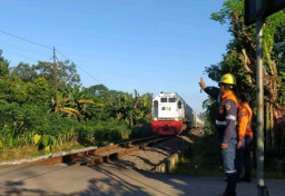 Selama Libur Panjang, KAI Jember Siagakan 68 PJL ekstra di 34 Titik Rawan