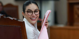 Didakwa Peras Rp 4 M, Nikita Mirzani Cekikikan