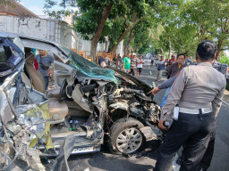 Mobil Dikemudikan Lansia Adu Banteng dengan Truk