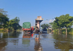 Banjir Parah Lumpuhkan Jalan Raya Porong Sidoarjo, Tiga Kendaraan Terjebak