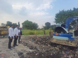 Pemdes Laban Menganti dan DLH Edukasi Warga Mendaur Ulang Sampah Menjadi Barang Berguna