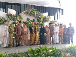 Warisan Leluhur dalam Balutan Adat, KH Anas Fauzie Gelar Pernikahan Putrinya secara Tradisional