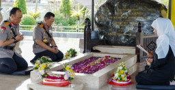 Dalam Rangka HUT Bhayangkara ke 79, Kapolri Ziarah ke Makam Bung Karno