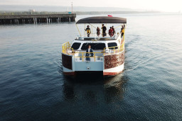 Kapal Listrik di Pantai Marina Boom Banyuwangi Jadi Tujuan Wisata Baru