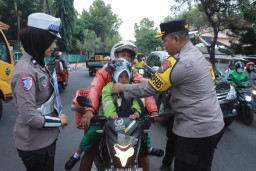 Dalam Operasi Patuh Semeru 2025, Kapolres Blitar Kota Peduli pada Anak-Anak TK