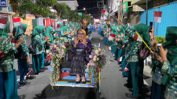 Delegasi APEKSI Naik Becak Menuju Balai Kota Kediri, Disambut Ratusan Pelajar dan Warga