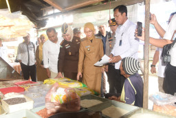 Sidak Pasar Setono Betek, Mbak Wali dan Dirut Bulog Pastikan Pendistribusian Beras SPHP