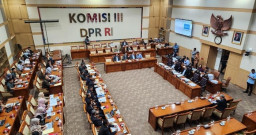 MK Dihujani Protes Komisi III DPR-RI