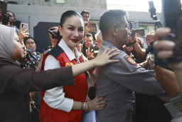 Nikita, Berbibir Merah Merona, Hadapi Reza Gladys