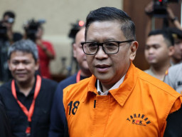 Usai Dituntut 7 Tahun, Sekjen PDIP Kepalkan Tangan Ucapkan 'Merdeka'