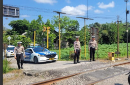 Kasatlantas Polres Blitar Kota Lakukan Pengecekan di Perlintasan Kereta Tanpa Palang Pintu