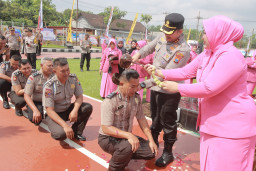 60 Anggota Polres Blitar Naik Pangkat