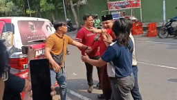 Mantan Pengurus PDIP Surabaya Ngamuk di Kantor DPC, Bawa Keris dan Nyaris Bakar Diri