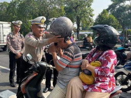 Begini Cara Polisi Surabaya Tingkatkan Kesadaran Pengendara Motor di Jalan
