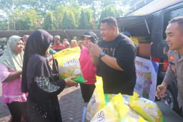 Jaga Stabilitas Pangan, Polres Pasuruan Salurkan Beras Murah ke Warga