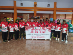 Ribuan Warga Putat Tumpah Ruah ikuti Jalan Sehat HUT RI ke-80