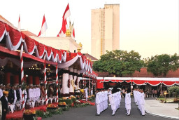 Padati Grahadi, Ribuan Warga Ramaikan Penurunan Bendera HUT RI