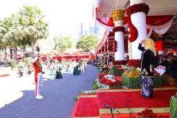 Upacara HUT RI di Grahadi, Khofifah Ajak Warga Jatim Bersatu Wujudkan Indonesia Emas 2045