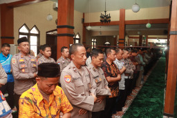 Ikut berduka, Polres Blitar Gelar Sholat Gaib untuk Almarhum Affan Kurniawan