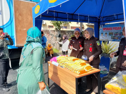 Kejaksaan Negeri Lamongan Gelar Pasar Murah, Sediakan 100 Paket Sembako
