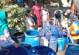 Kekeringan Kian Meluas, BPBD Probolinggo Distribusikan Air Bersih ke 12 Desa