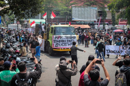 Bupati Pati Ditekan Warganya, Dibidik KPK Dugaan Korupsi