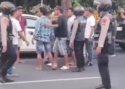 Tawuran Remaja Bersajam Tanpa Korban di Jl Embong Malang