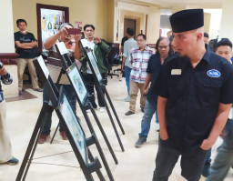Ahmad Dhani Ramaikan Pameran Fotografi Judes di Gedung DPRD Surabaya