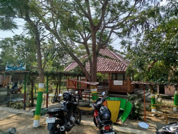 Baca juga : Izin BBWS Belum Keluar, Pembangunan Masjid Apung & Tembok Cina di Bantaran Sungai Madiun Mandek