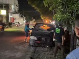 Kendarai Mobil Sambil Mabuk, Minibus Tabrak Pasutri di Jalan Raya Kanigoro Blitar