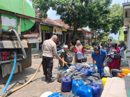 Baca juga : Polsek Lumbang Salurkan 8.000 Liter Air Bersih untuk Warga Jatisari