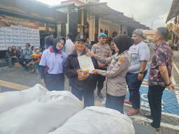 Pencari SKCK untuk calon PPPK Paruh Waktu PNS di Polres Blitar mendapat Berkah Hari Jumat 