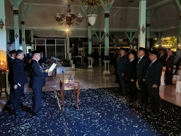 Bupati Madiun Lantik 4 Pejabat Eselon II dalam Suasana Gelap Hanya Diterangi Lilin, Ini Maknanya!