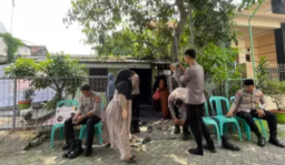 Ayah Korban Jemput Langsung Jenazah Anaknya di RS Bhayangkara Sidoarjo