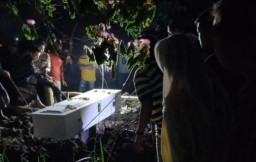 Akhirnya TAS Korban Mutilasi Asal Lamongan di Makamkan di Kampung Halamannya