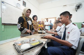 Pastikan Menu Fresh, Walikota Ning Ita Sidak MBG di Dua Lokasi