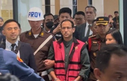 Nadiem Makarim, Tampak Tegang Saat Tangannya Diborgol