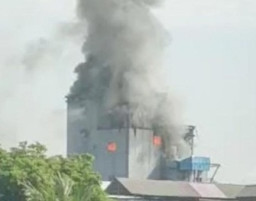 Kebakaran Hebat Landa Pabrik PT Sorini di Pasuruan, Cerobong Meledak