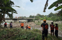Antisipasi Banjir, Relawan Madiun Bersihkan Sampah di Aliran Sungai