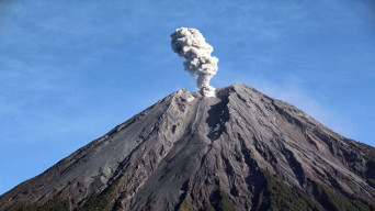 Gunung Semeru Erupsi dengan tinggi letusan yang sempat mencapai 500 meter