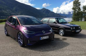 Sepasang Mini John Cooper Works Keren, Bergaya Balap Cocok di Pantai