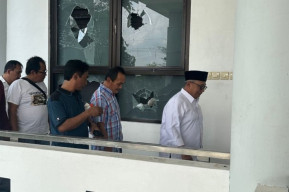 Kantor DPRD Kabupaten Blitar Dibakar Massa, Bupati Blitar Riyanto Prihatin dan Terpukul